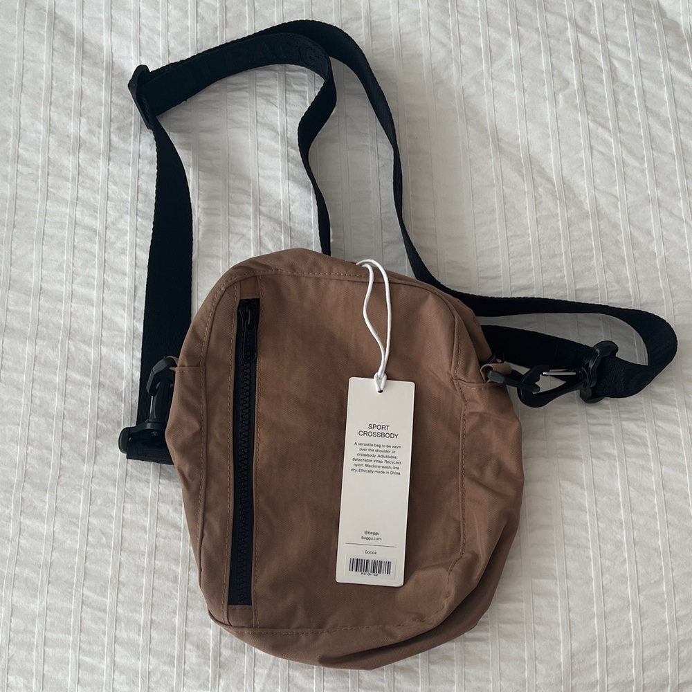 BAGGU Sport Crossbody Bag with Black Strap in Cocoa